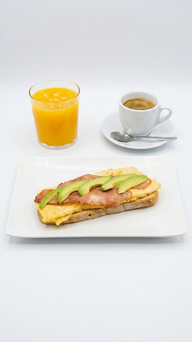 Tostada con tortilla, aguacate y bacon